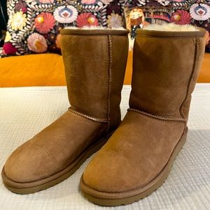 Like new UGG Classic Genuine Shearling Lined Women’s Boots
